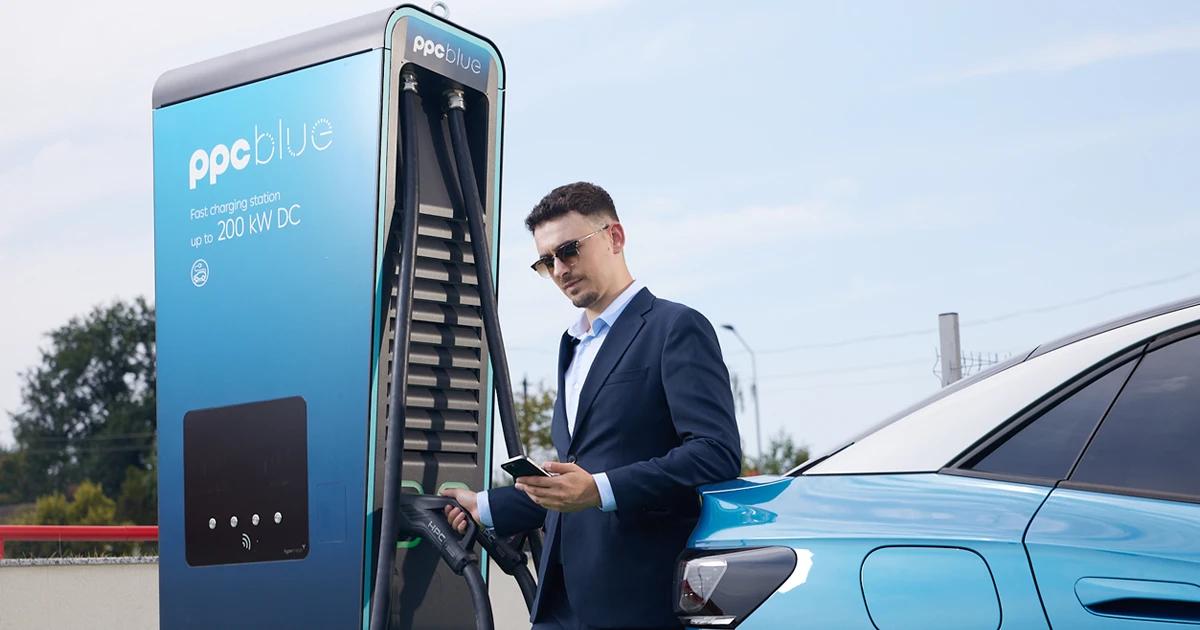 Bărbat care folosește aplicația PPC blue înainte să își încarce mașina electrică