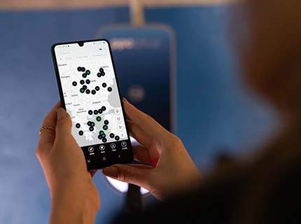 Harta stațiilor de încărcare PPC blue afișată pe telefon